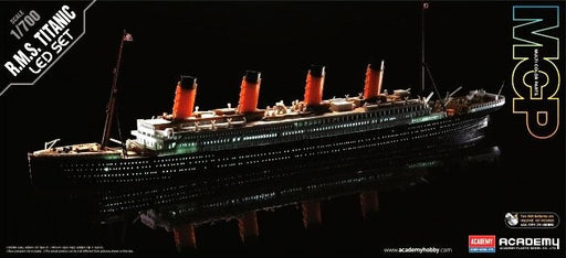 Academy 14220 1/700 TITANIC WITH LED LIGHT SET (8225539621101)