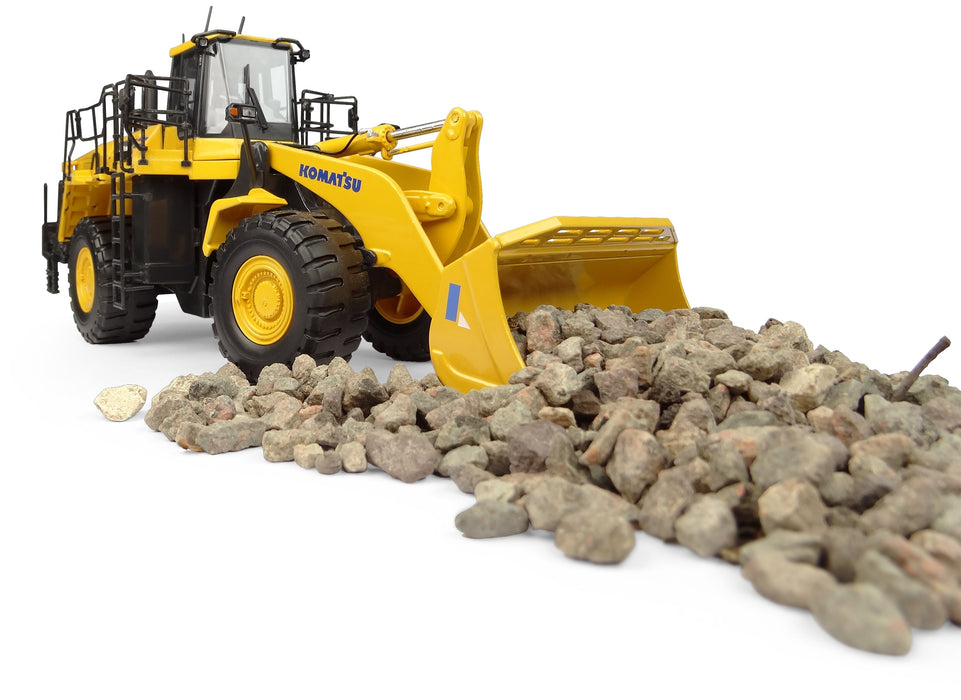 Universal Hobbies UH-8153 1/50 Komatsu WA600-8 Stone Handler