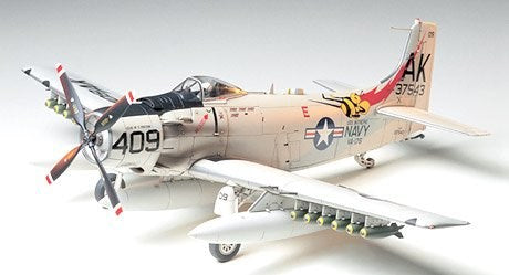 Tamiya 61058 1/48 Skyraider U. S. Navy (8278369796333)